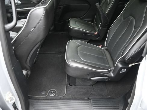 Used 2026 Chrysler Pacifica Limited FWD image 14
