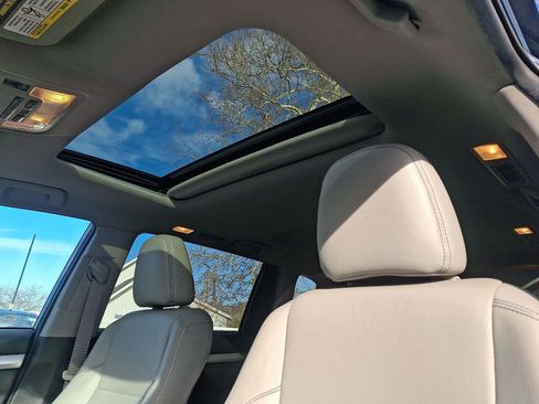 Used 2019 Toyota Highlander XLE w/ Carpet Mat Package (TMS) image 13