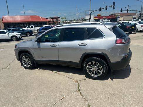 Used 2019 Jeep Cherokee Latitude Plus w/ Comfort/Convenience Group AWD/4WD image 6