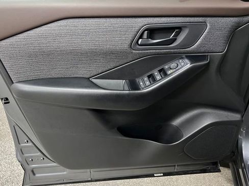 Used 2023 Nissan Rogue S image 19