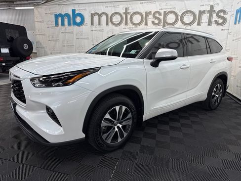 Used 2022 Toyota Highlander XLE AWD/4WD image 2