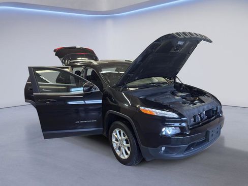 Used 2018 Jeep Cherokee Latitude Plus w/ Comfort/Convenience Group AWD/4WD image 8