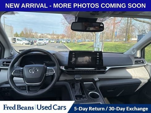 Used 2024 Toyota Sienna Limited image 12