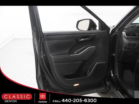Used 2024 Toyota Highlander XLE FWD image 4