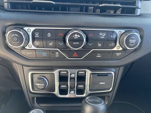 Used 2024 Jeep Wrangler Unlimited w/ Convenience Group AWD/4WD image 27