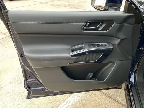 Used 2025 Nissan Pathfinder SV FWD image 12