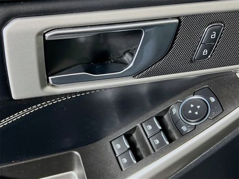 Used 2022 Ford Explorer XLT image 17