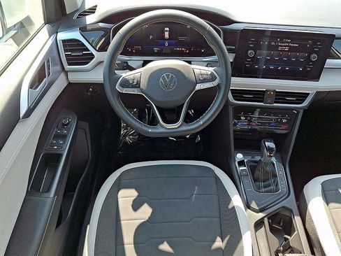 Certified 2025 Volkswagen Taos SE w/ Panoramic Sunroof Package FWD image 11