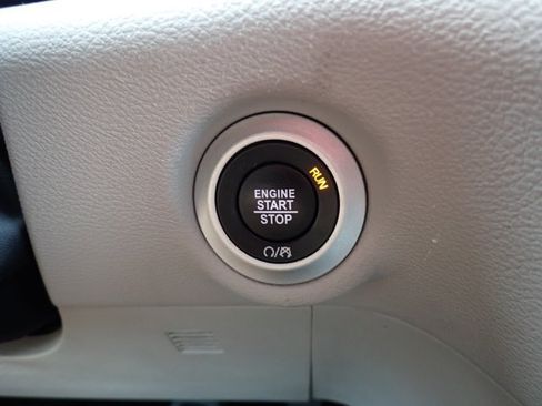 Used 2024 Chrysler Pacifica Touring-L FWD image 14