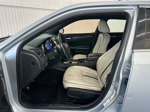 Used 2013 Chrysler 300 Motown image 10