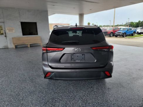 Used 2023 Toyota Highlander XLE FWD image 4