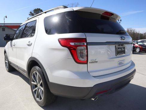 Used 2015 Ford Explorer XLT w/ Equipment Group 202B FWD image 4