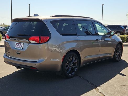 Used 2018 Chrysler Pacifica Touring-L FWD image 5