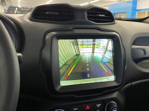 Used 2023 Jeep Renegade Latitude AWD/4WD image 18