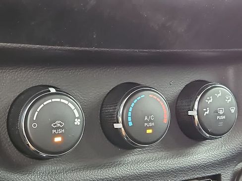 Used 2016 Jeep Wrangler Unlimited Sahara w/ Connectivity Group AWD/4WD image 15