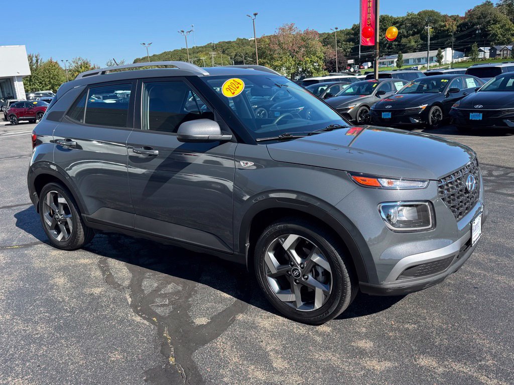 Used 2024 Hyundai Venue SEL FWD image 3