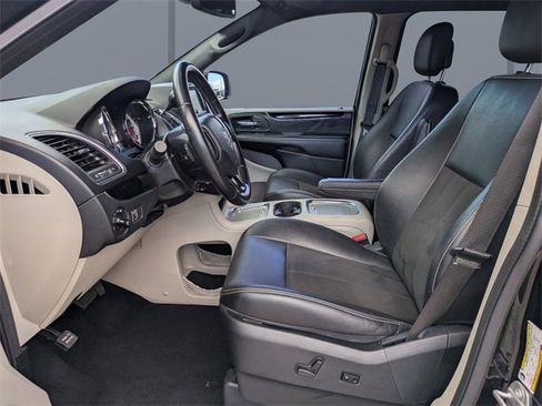 Used 2020 Dodge Grand Caravan SXT image 21