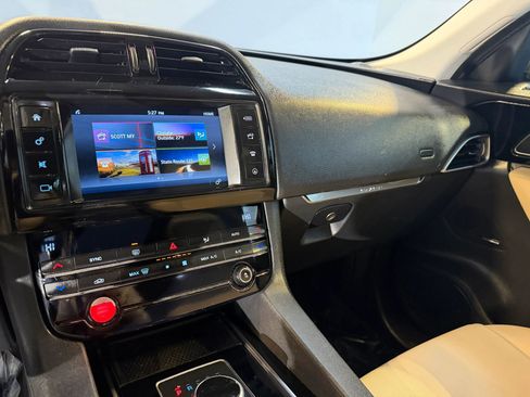 Used 2018 Jaguar F-PACE Premium AWD/4WD image 16