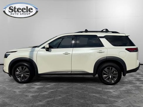 Used 2023 Nissan Pathfinder SV image 2