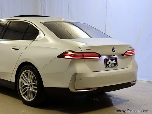 Used 2024 BMW 530i xDrive image 8