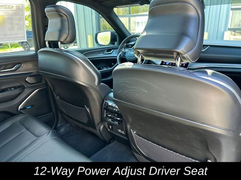 Used 2023 Jeep Grand Cherokee Overland w/ Luxury Tech Group IV AWD/4WD image 32