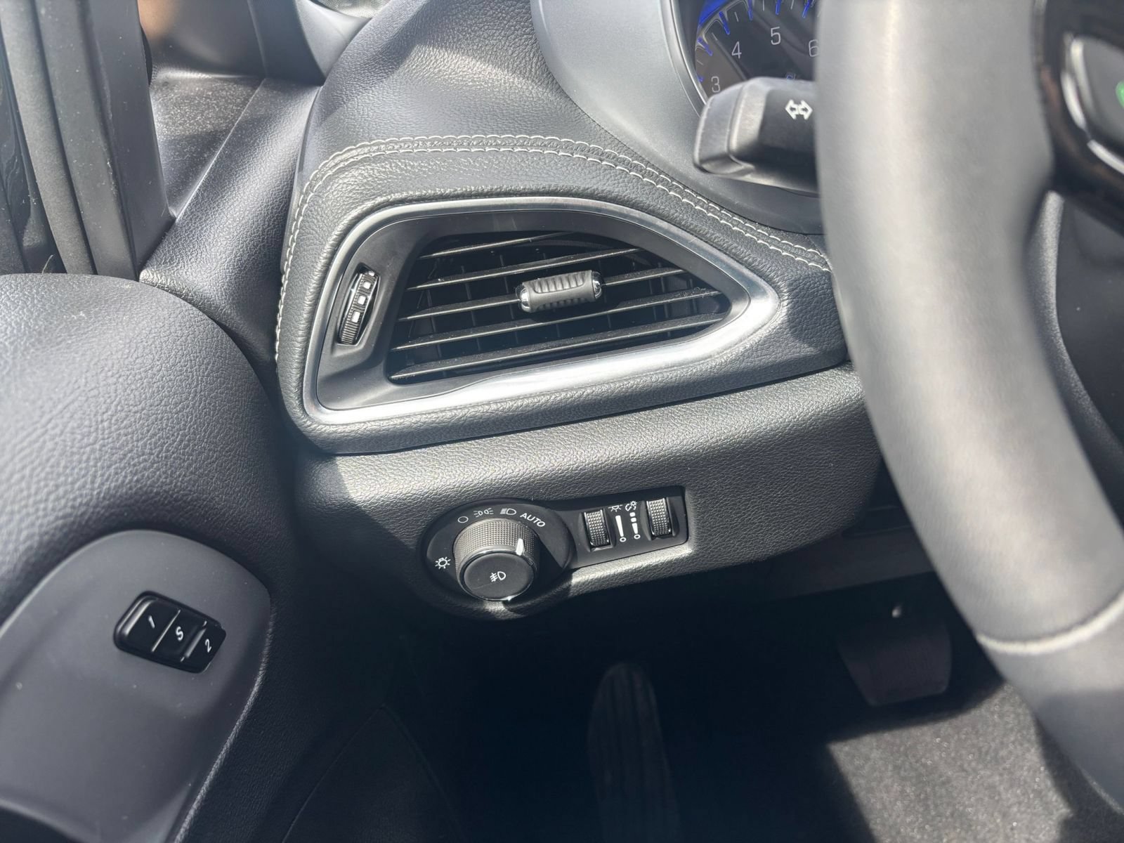 Used 2025 Chrysler Pacifica Limited FWD image 38