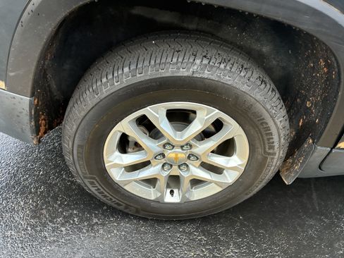 Used 2019 Chevrolet Traverse LT FWD image 9