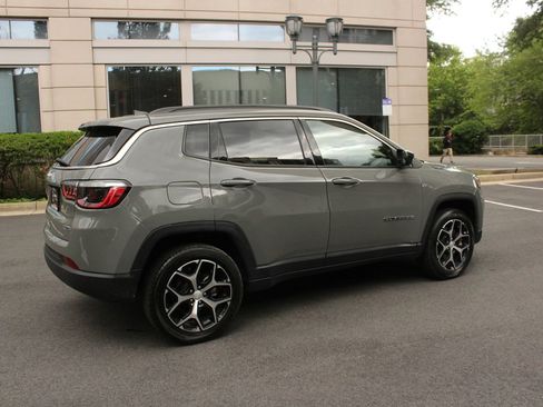 Used 2024 Jeep Compass Latitude AWD/4WD image 7
