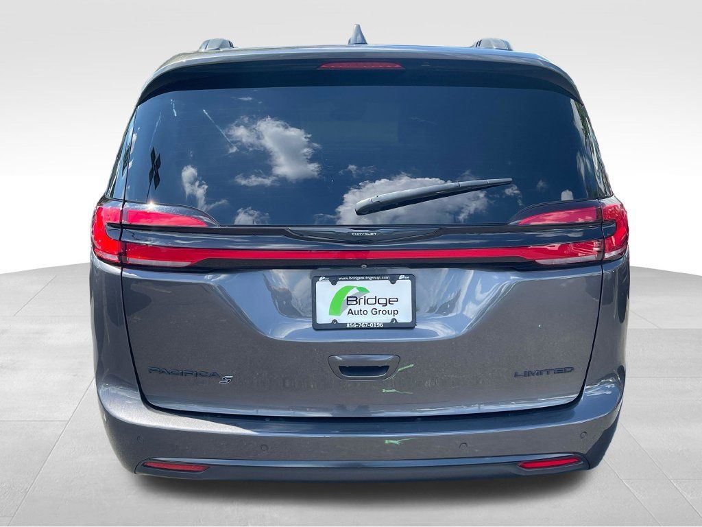 Used 2022 Chrysler Pacifica Limited w/ S Appearance Package FWD image 7