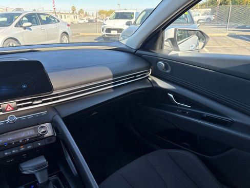 Used 2025 Hyundai Elantra SEL image 36