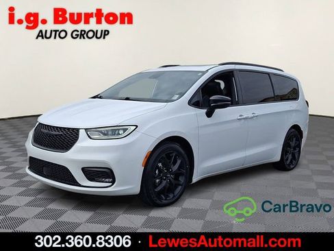 Used 2025 Chrysler Pacifica Limited FWD image 3