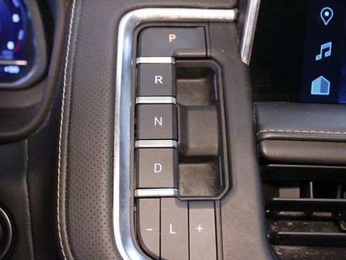 Used 2023 Chevrolet Suburban Premier image 30