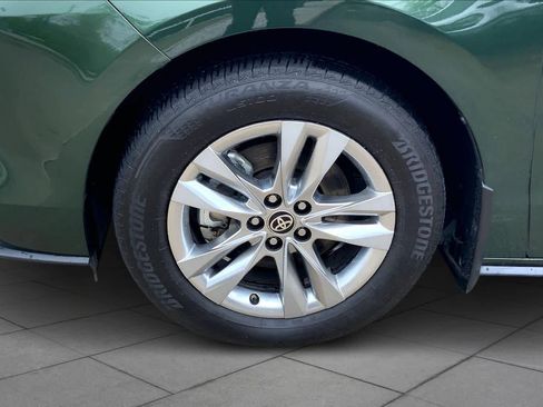 Used 2024 Toyota Sienna Limited image 9