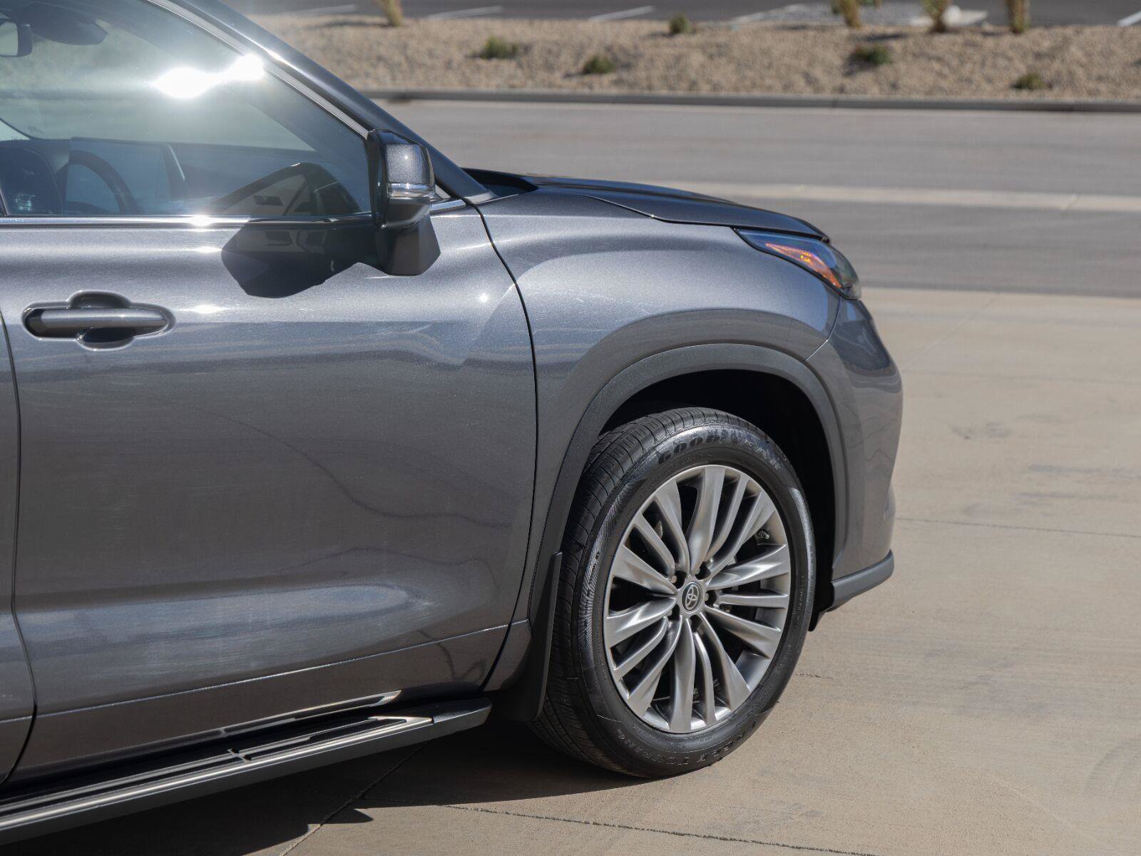 Used 2022 Toyota Highlander Platinum AWD/4WD image 12