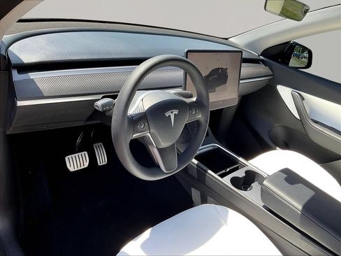 Used 2022 Tesla Model Y Performance AWD/4WD image 19