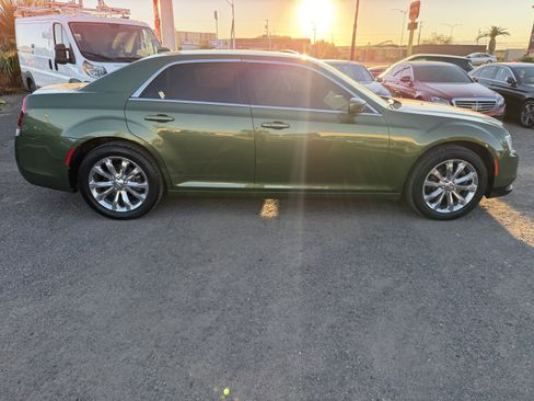 Used 2018 Chrysler 300 Touring L image 4