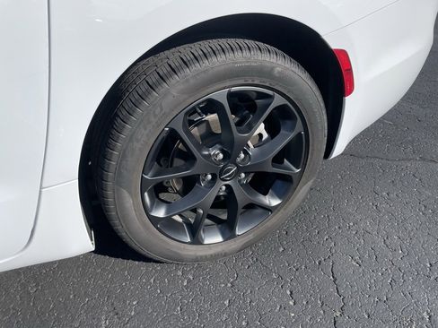 Used 2025 Chrysler Pacifica Limited image 3