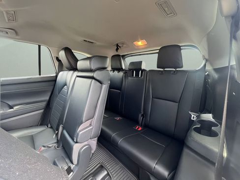 Used 2022 Toyota Highlander XLE image 17