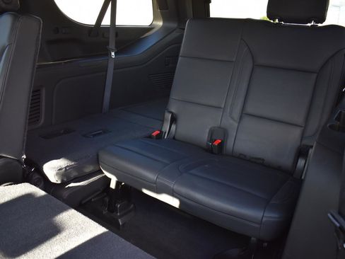 Used 2021 Chevrolet Suburban LT image 18