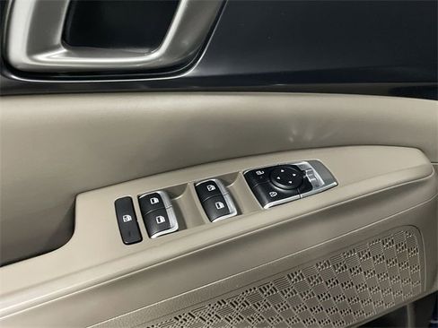 Used 2025 Kia Carnival image 24