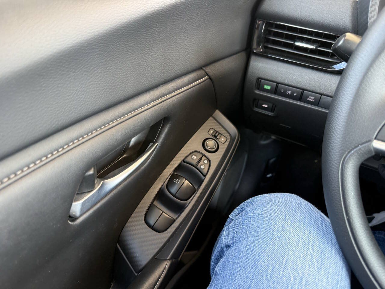 Used 2025 Nissan Sentra SV FWD image 18