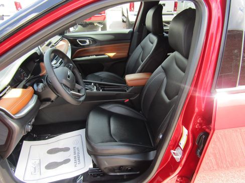 Used 2025 Jeep Compass Limited AWD/4WD image 10
