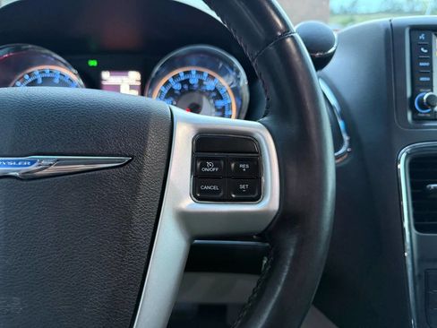 Used 2014 Chrysler Town & Country Touring image 7