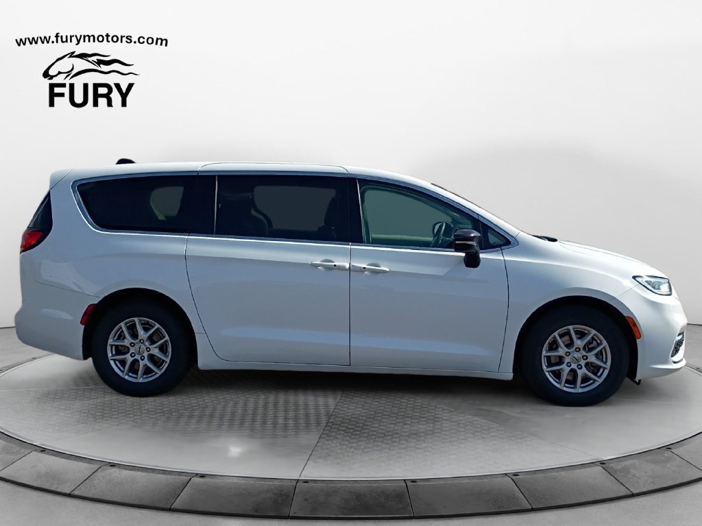 Used 2024 Chrysler Pacifica Touring-L FWD image 3