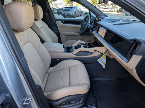 Certified 2026 Porsche Cayenne AWD/4WD image 24