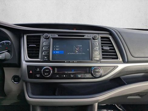 Used 2017 Toyota Highlander Limited image 13