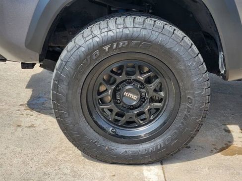 Used 2022 Toyota Tacoma TRD Off-Road w/ Technology Package AWD/4WD image 10