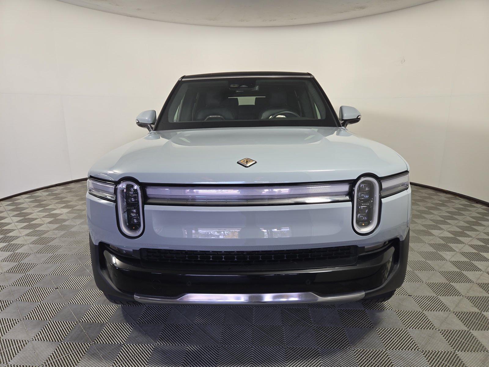 Used 2025 Rivian R1S Adventure Dual AWD/4WD image 8