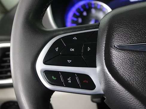 Used 2024 Chrysler Pacifica Touring-L image 25