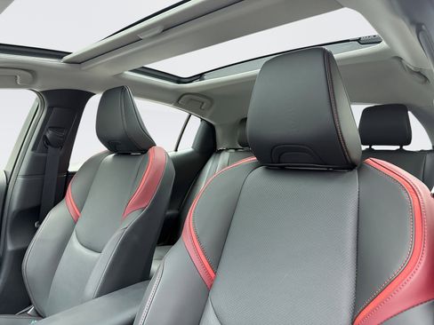 Used 2025 Toyota Prius Plug-In Hybrid image 9